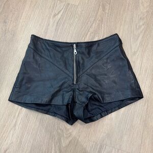 Vintage genuine leather low rise shorts 🖤